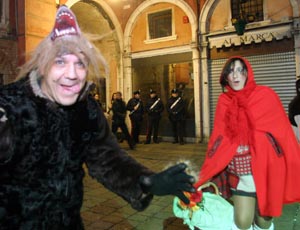 Semel in anno licet insanire - cappuccetto rosso e il lupo in un campo a Venezia durante il Carnevale del 2006